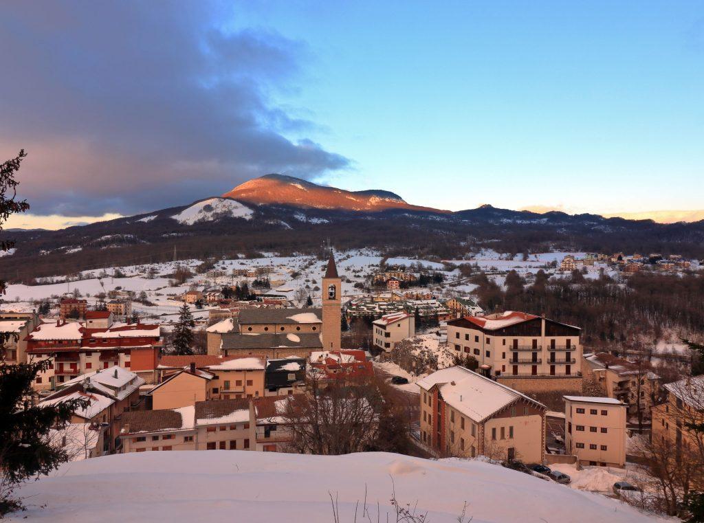 Vista di Roccaraso con montagne sullo sfondo